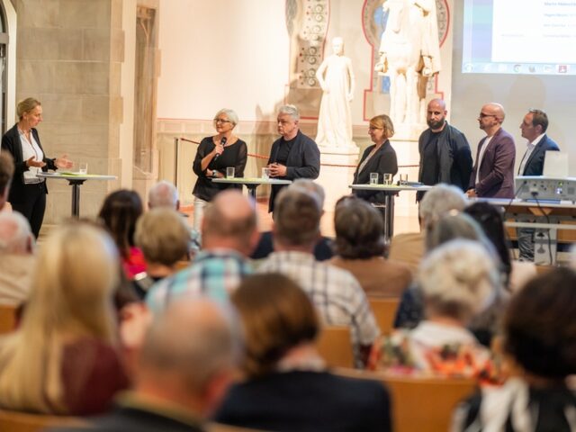 Volles Haus bei Veranstaltung zu Baugebundener Glaskunst in Magdeburg / Ein Erfolg für das kulturelle Erbe der Stadt