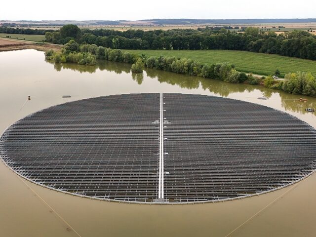 In Sachsen-Anhalt schwimmt Deutschlands erste nachgeführte Photovoltaikanlage
