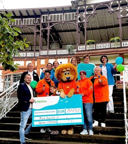 Helios Kliniken übergeben Spendenscheck an den Verein Blaue Nase hilft e.V.