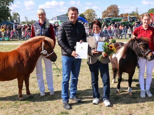Minister Sven Schulze würdigt Verdienste in der Tierzucht