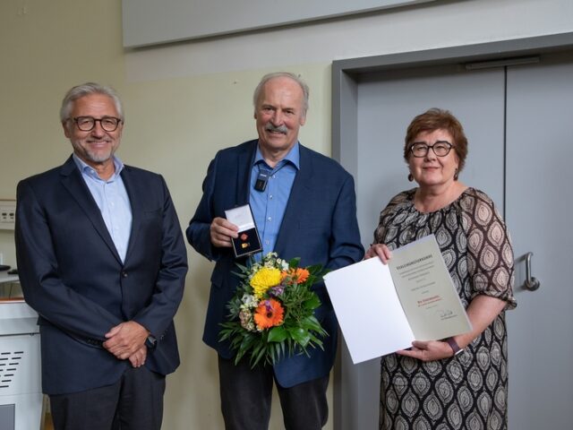 MKSE-Leiter Klaus Mohnike mit Ehrennadel des Landes ausgezeichnet