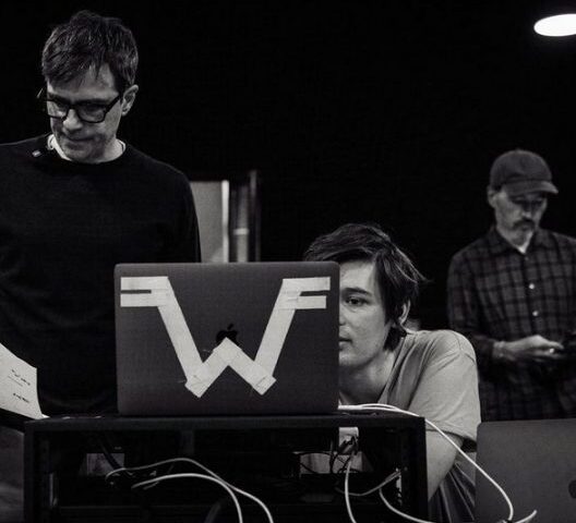 Weezers ikonisches Debütalbum “Blue Album” wird 30 Jahre alt!