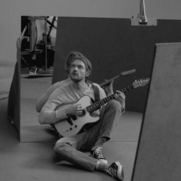 Finneas veröffentlicht seine neue Single “Cleats” aus dem kommenden Album “For Cryin‘ Out Loud”