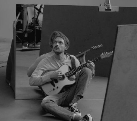 Finneas veröffentlicht seine neue Single “Cleats” aus dem kommenden Album “For Cryin‘ Out Loud”