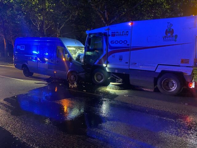 Transporterfahrer kracht frontal in Kehrmaschine und wird schwer verletzt