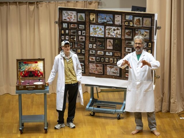 Premiere im Schauspielhaus: „Ödipus in der Giftfabrik – Eine kleine Geschichte des Artensterbens“