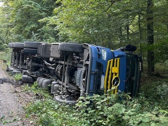 LKW-Fahrer unter Alkoholeinfluss kommt von der Fahrbahn ab