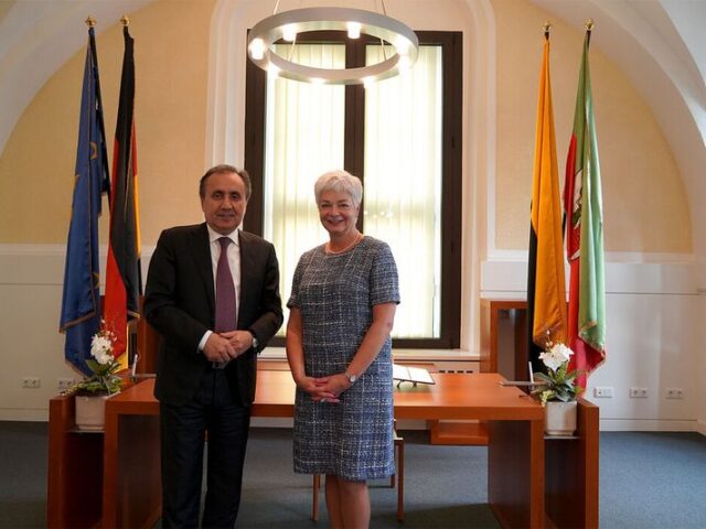Antrittsbesuch des Botschafters aus Tadschikistan im Alten Rathaus / Eintragung von Imomudin Sattorov ins Goldene Buch
