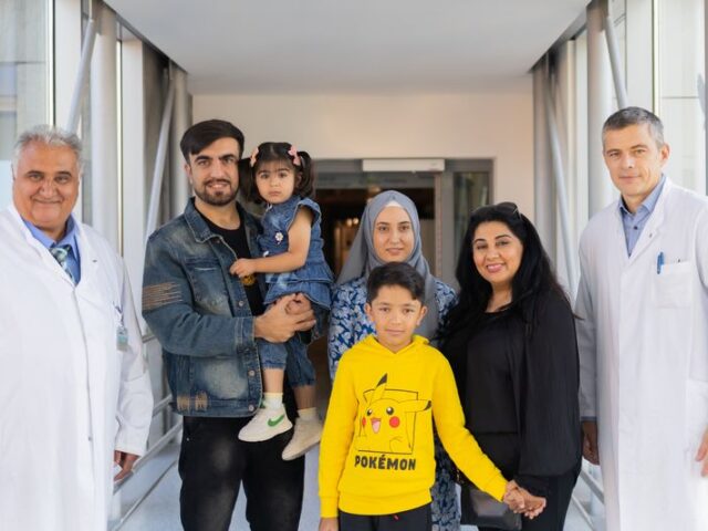 Lebensrettende Operation: Junge mit schwerer Bauchdeckenspalte erfolgreich an der Universitätsmedizin Magdeburg behandelt