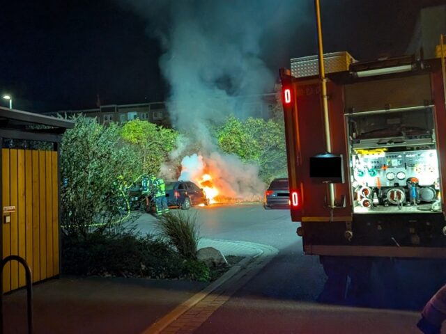 Feuerwehr im Einsatz: Zwei Autos gehen in Magdeburg in Flammen auf