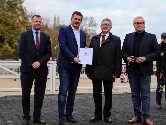 Minister Sven Schulze übergibt Fördermittel für Spitzenleistungen in der Pferdezucht an Halles Galopprennbahn