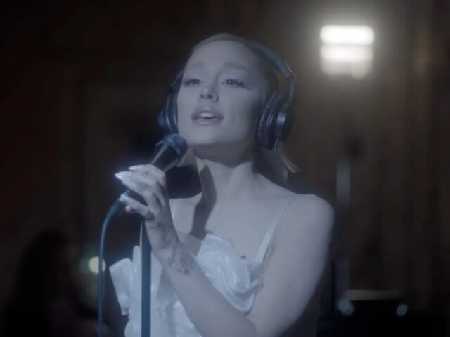 Ariana Grande präsentiert „don’t wanna break up again“ (live version)