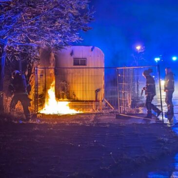 Feuerwehr im Einsatz: Feuer greift auf Bauwagen über
