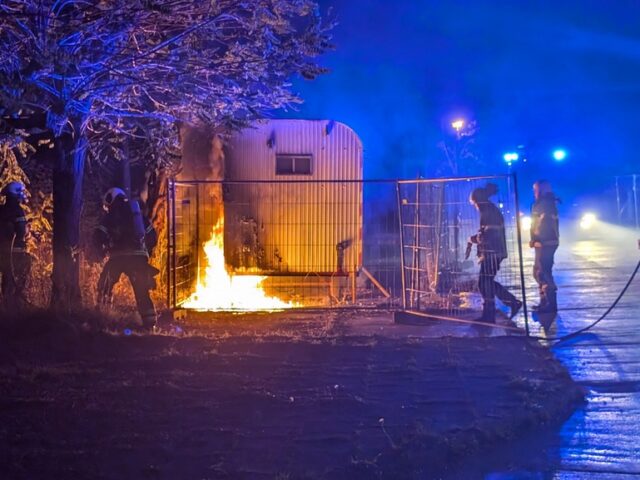Feuerwehr im Einsatz: Feuer greift auf Bauwagen über