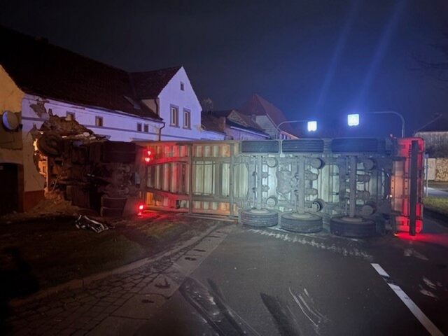 LKW kracht nach Unfall gegen Haus