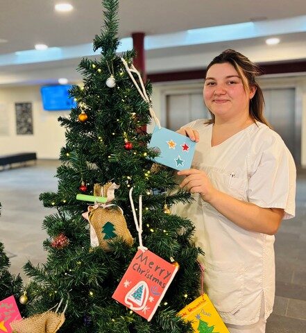 Kinderaugen zum Leuchten bringen: Helios Bördeklinik erfüllt Kindern ihren Herzenswunsch mit dem „Wunschweihnachtsbaum“