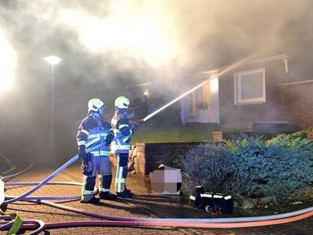 Feuerwehr im Einsatz: Tragischer Brand einer Doppelhaushälfte