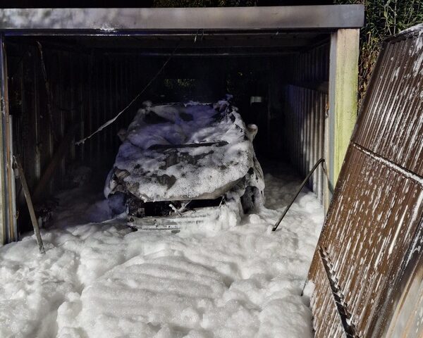 Feuerwehr im Einsatz: Auto brennt in Garage aus