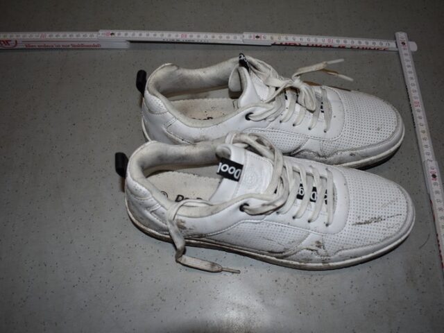 Zeugenaufruf der Polizei: Fund von Kleidungstücken auf Feldweg