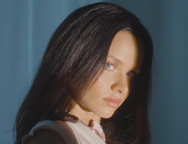 AVY präsentiert ihre neue Single & Video “Niemand”