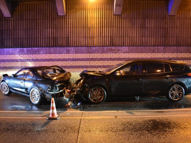 Verkehrsunfall mit zwei verletzten Personen im Tunnel Askanischer Platz