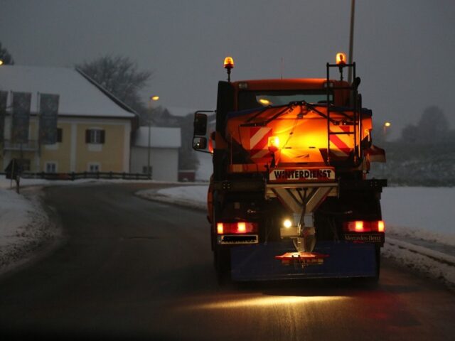 Vorbereitungen für den Winterdienst beendet /  Anliegerpflichten bei Eis und Schnee