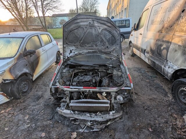 Feuerwehr im Einsatz: Auto in Vollbrand