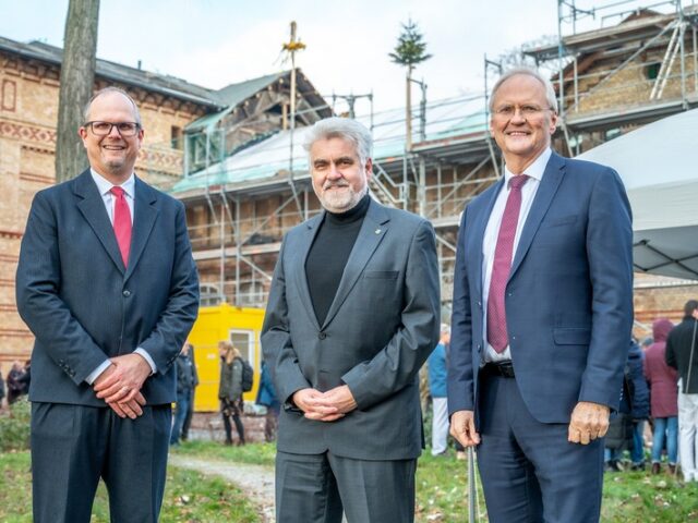 Aus historischem Wirtschaftsgebäude wird moderner Psychiatrie-Standort / Willingmann bei Richtfest der Universitätsmedizin Halle