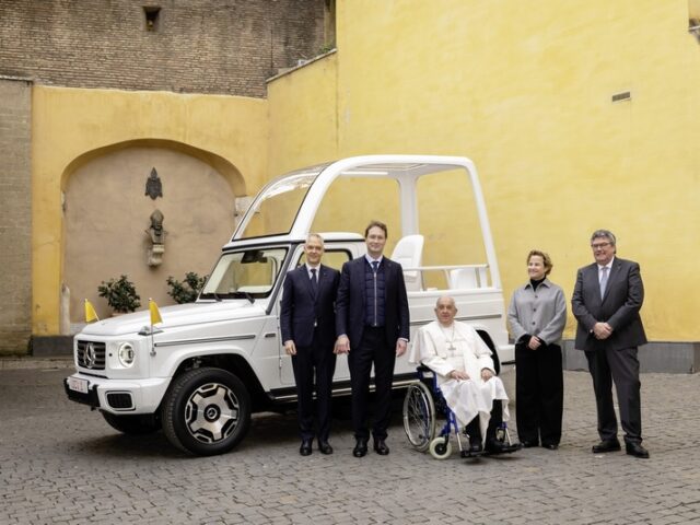Papst Franziskus erhält erstes elektrisches „Papamobil“ von Mercedes-Benz