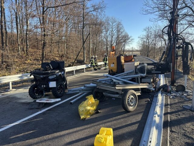 Quadfahrer kracht gegen Arbeitsmaschine und wird schwer verletzt