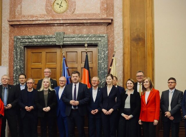 Minister Sven Schulze stärkt Chemie- und Pharmaindustrie in Sachsen-Anhalt und Ostdeutschland den Rücken / Rasches Handeln aus Berlin gefordert