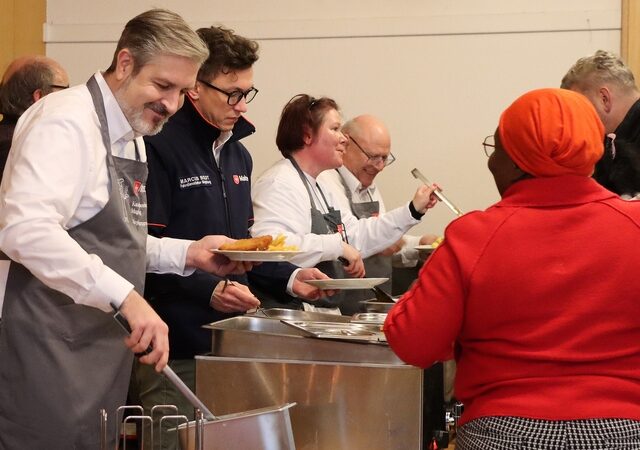 Familiensonntag in St. Sebastian: Adventsessen sammelt Spenden für den Herzenswunsch-Krankenwagen der Malteser