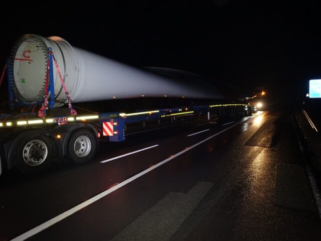 Nicht genehmigter Schwertransport fährt auf der B189 bei Mose