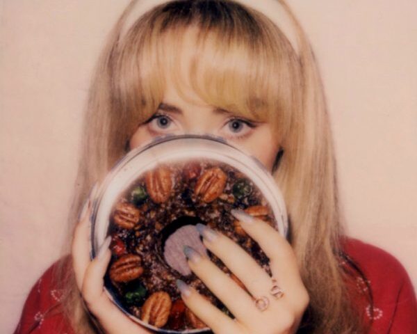 Sabrina Carpenter veröffentlicht Weihnachts-EP “fruitcake” + Netflix-Special “A Nonsense Christmas” mit vielen prominenten Gästen