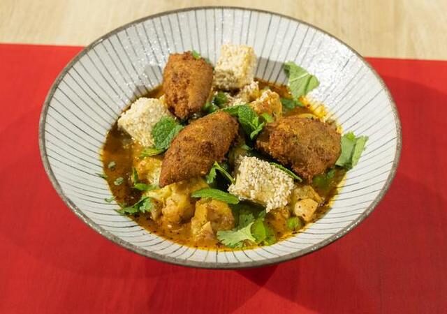 Die Küchenschlacht: Blumenkohl-Erbsen-Curry mit gebratenem Tofu vom 12. Dezember 2024