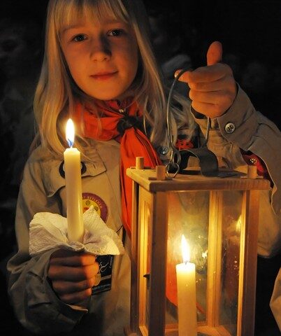 Pfadfinderinnen und Pfadfinder bringen Friedenslicht aus Bethlehem in die Staatskanzlei