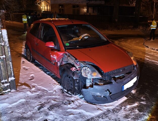 Unfall auf winterglatter Fahrbahn