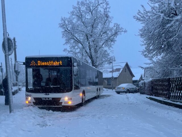 PKW und Bus kollidieren – Polizei sucht Zeugen