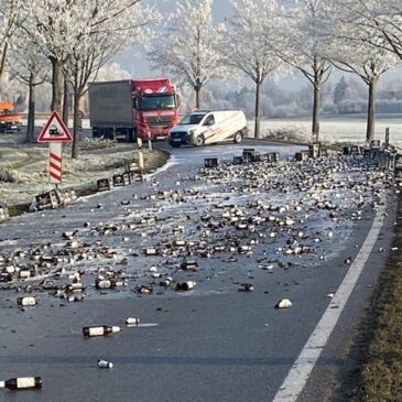 Bierlaster verliert Ladung auf B245