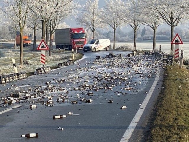 Bierlaster verliert Ladung auf B245