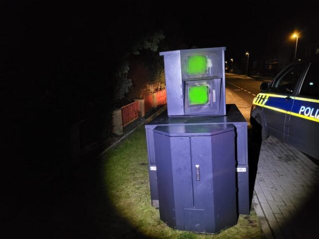 Unbekannte besprühen Blitzer – Polizei sucht Zeugen