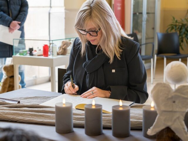 Erinnerungsort mit Kondolenzbuch im Alten Rathaus / Erste Eintragung durch Oberbürgermeisterin Simone Borris