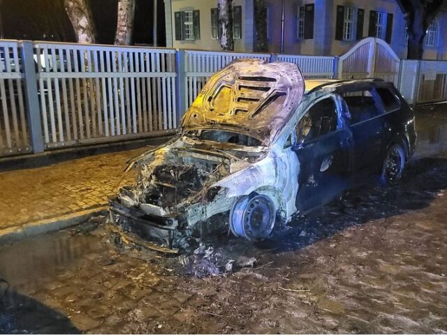 Feuerwehr im Einsatz: Auto geht in Flammen auf