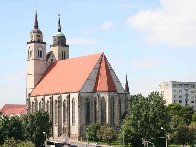 Magdeburger Puppentheater und Domchor erinnern an die Befreiung von Auschwitz vor 80 Jahren