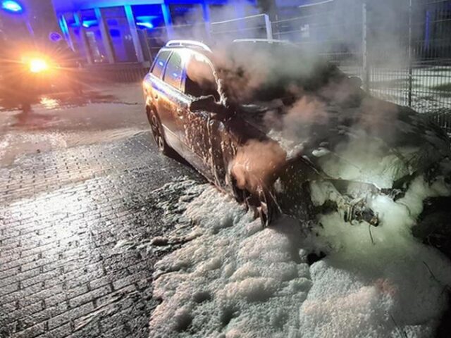 Feuerwehr im Einsatz: Auto in Vollbrand