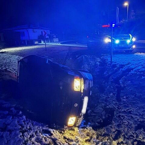 Flucht vor der Polizei endet im Straßengraben