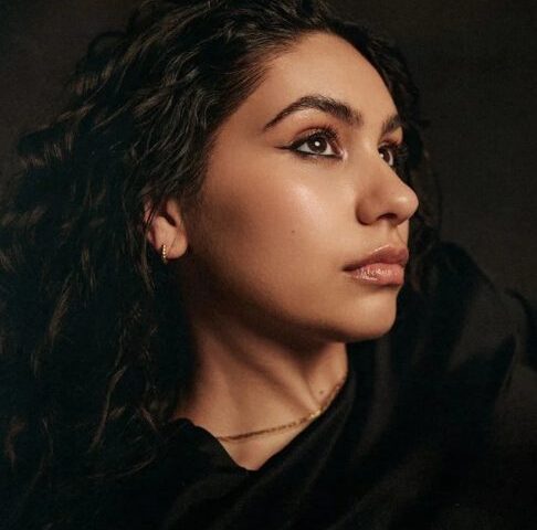 Alessia Cara veröffentlicht ihre neue Single “Slow Motion” aus dem kommenden Album “Love & Hyperbole”