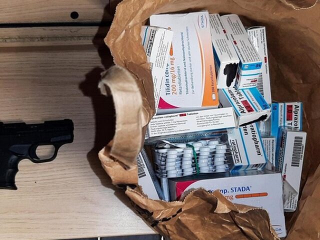 Bundespolizisten stellen 20-Jährigen mit geladener Schreckschusswaffe, Vielzahl an verschreibungspflichtigen Medikamenten sowie eine Menge Bargeld