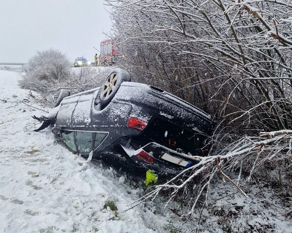 Schneeglatte Autobahn – PKW überschlägt sich auf der A36