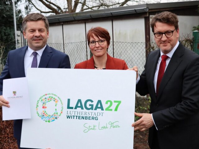 Minister Sven Schulze überreicht Zuwendungsbescheid für die Landesgartenschau 2027 in Wittenberg